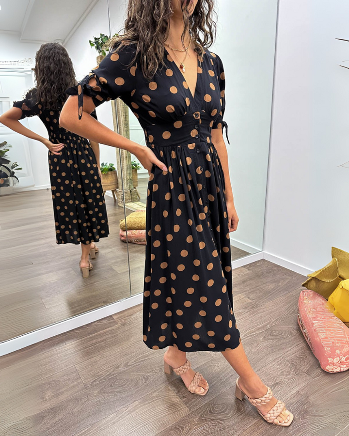 Józefa | Rozkloszowana sukienka w grochy z mankietami wiązanymi na kokardę