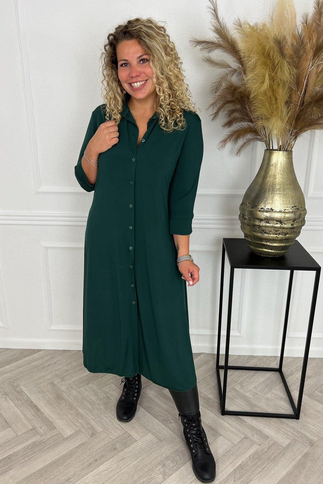 Grazyna | Koszulowa sukienka midi z klasycznym kołnierzykiem i zwiewną linią A