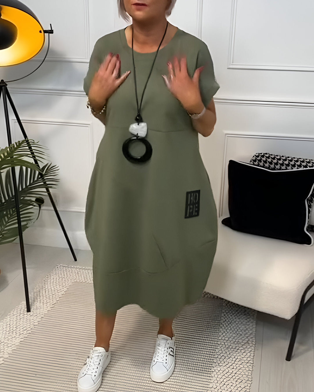 Grażyna | Sukienka midi z unikatowym detalem „HOPE”