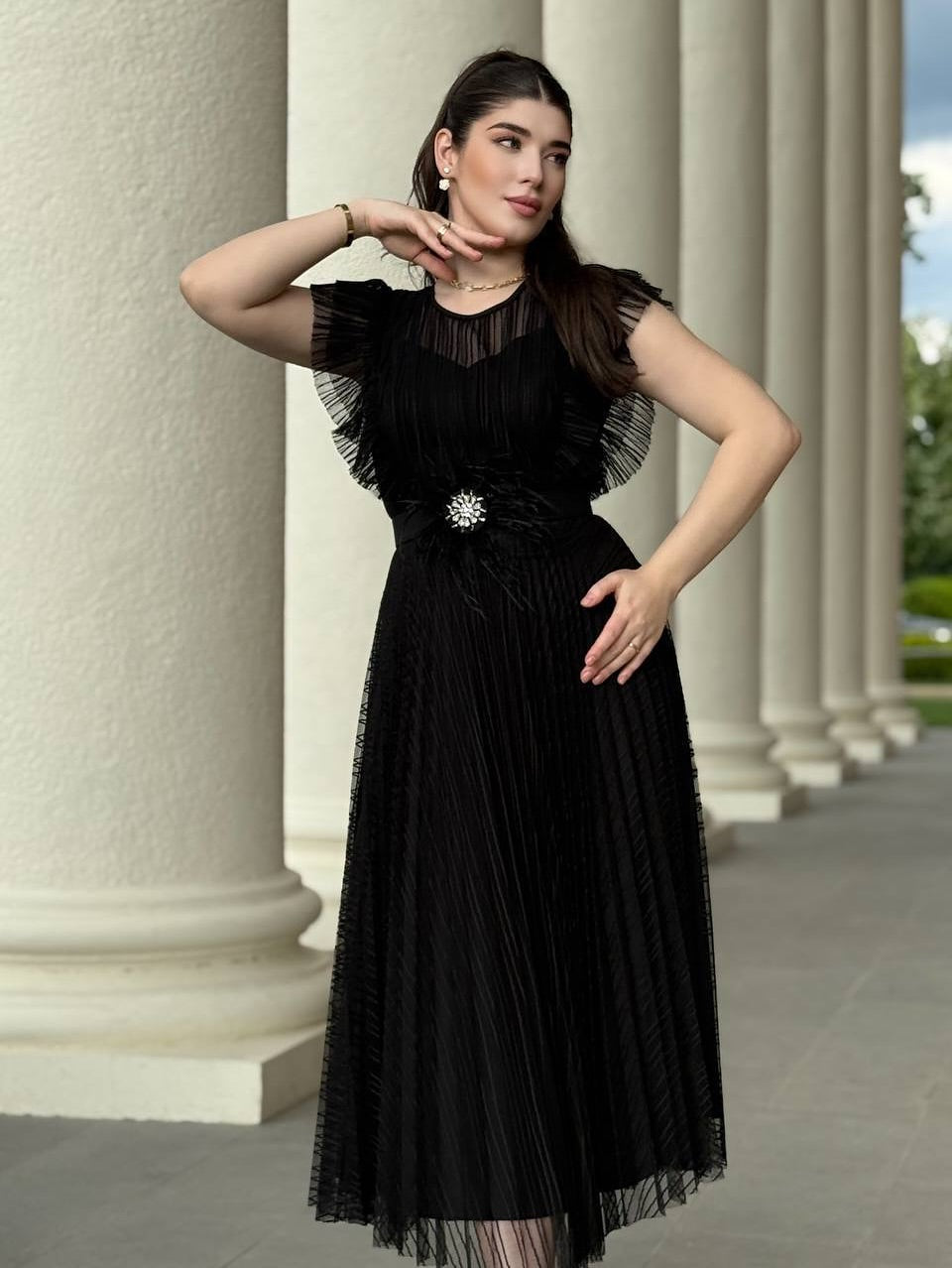 Dobrosława | Plisowana sukienka midi z zaznaczoną talią i kryształową broszką