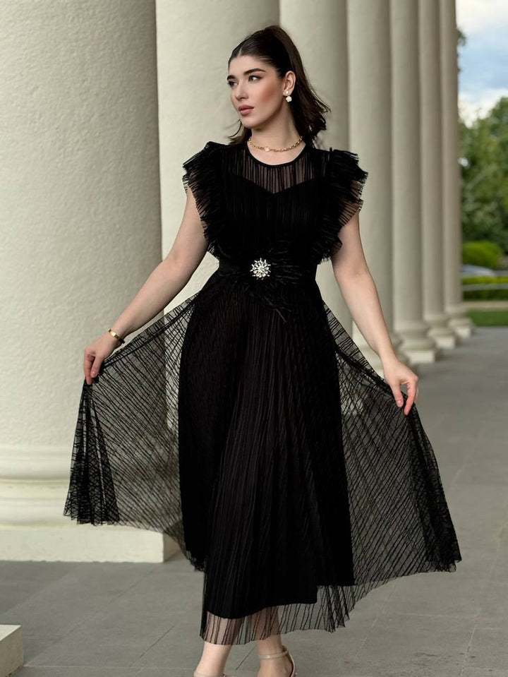 Dobrosława | Plisowana sukienka midi z zaznaczoną talią i kryształową broszką