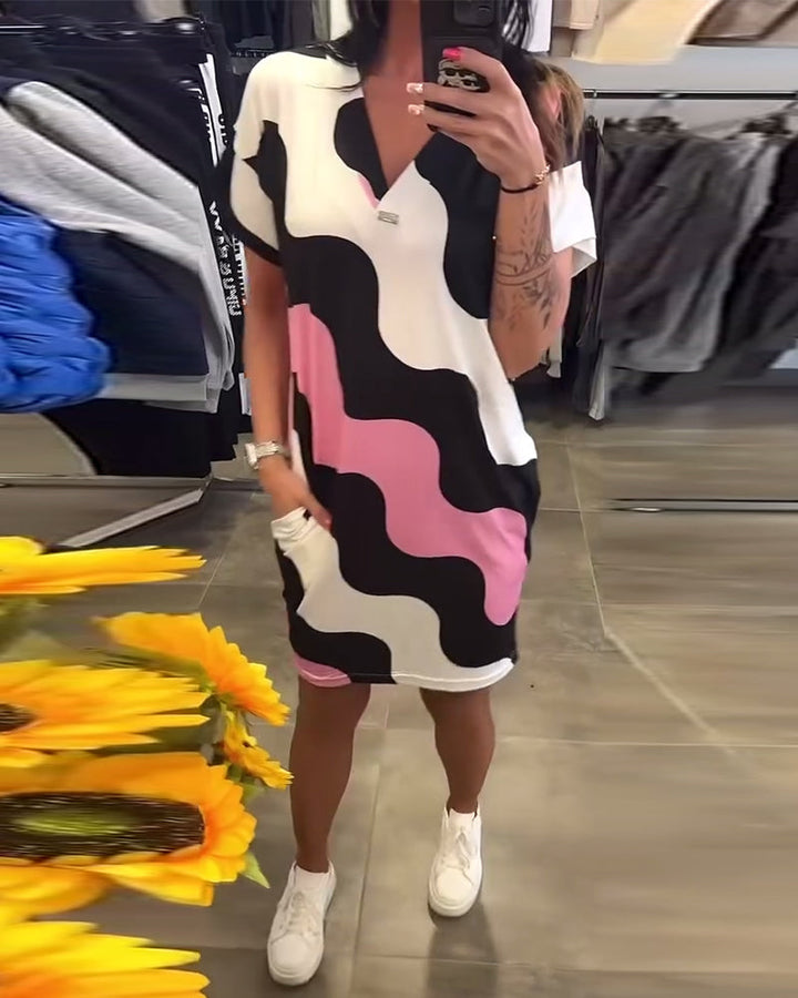 Karina | Sukienka z nadrukiem fal i dekoltem w serek