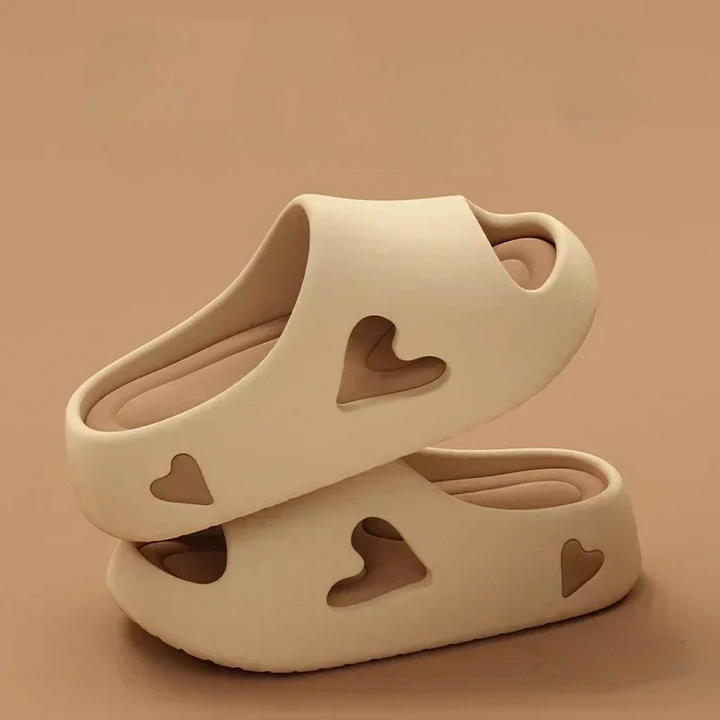Roksana | Miękkie klapki Cloud z zabawnym kształtem serca
