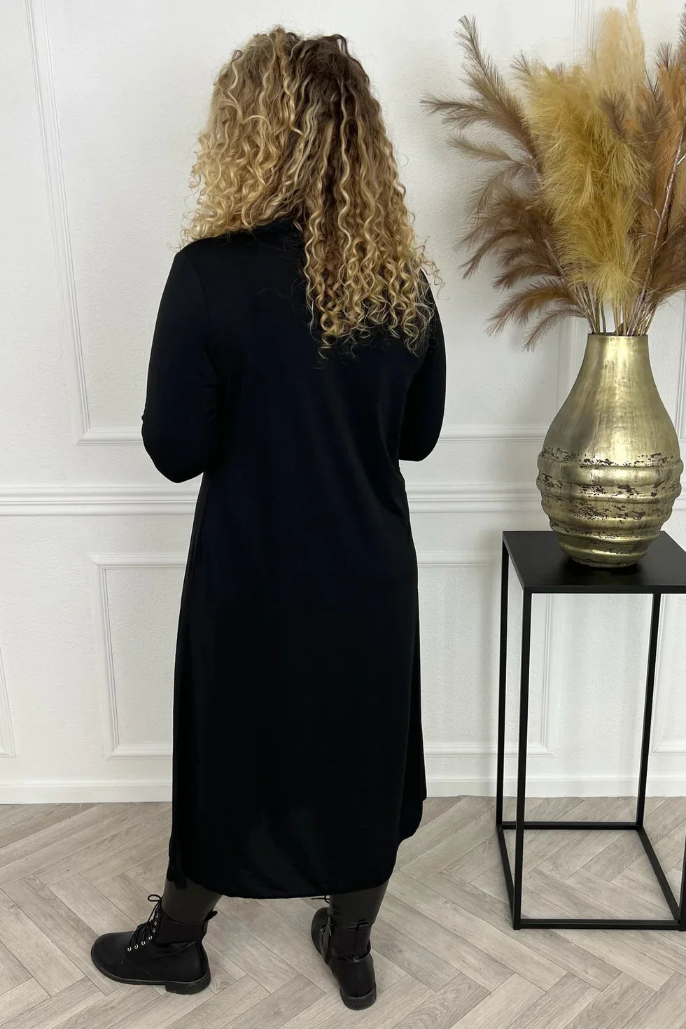 Grazyna | Koszulowa sukienka midi z klasycznym kołnierzykiem i zwiewną linią A