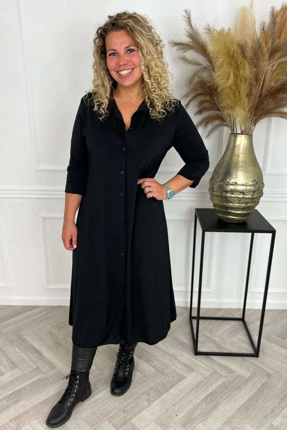 Grazyna | Koszulowa sukienka midi z klasycznym kołnierzykiem i zwiewną linią A