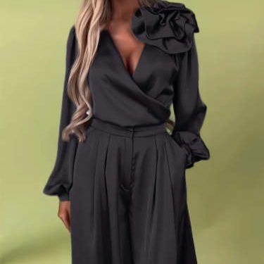 Witoria | Elegancki zestaw z satyny – koszula kopertowa z długimi rękawami i szerokie spodnie