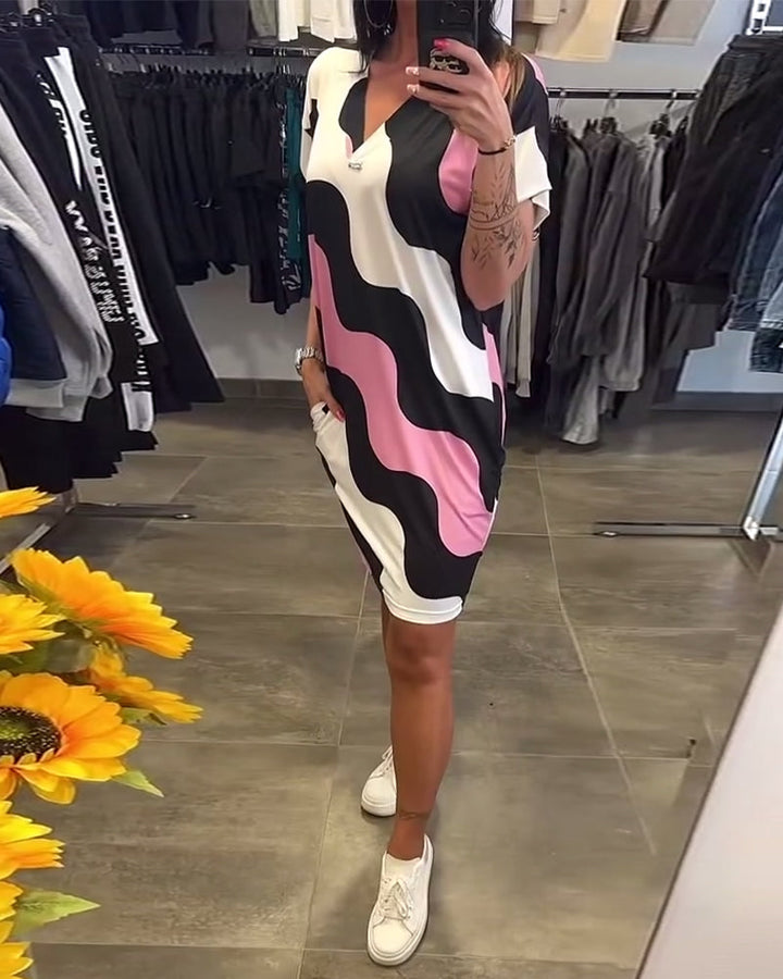 Karina | Sukienka z nadrukiem fal i dekoltem w serek