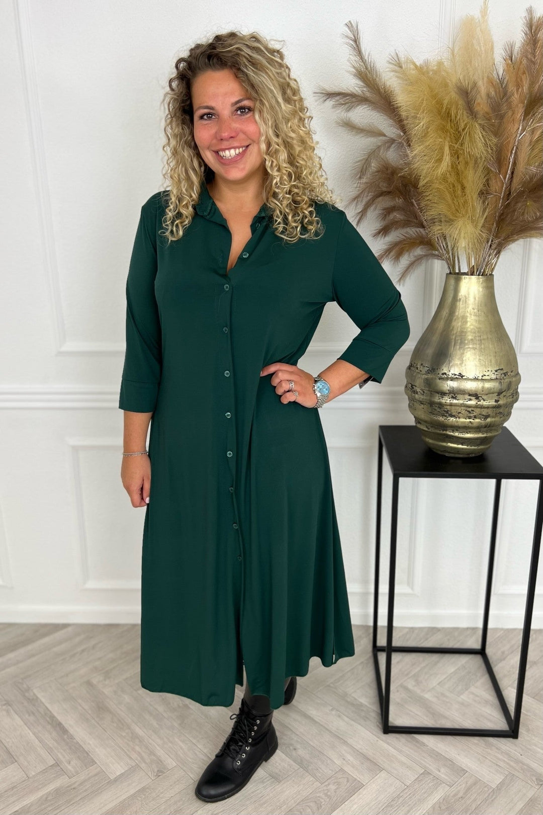 Grazyna | Koszulowa sukienka midi z klasycznym kołnierzykiem i zwiewną linią A