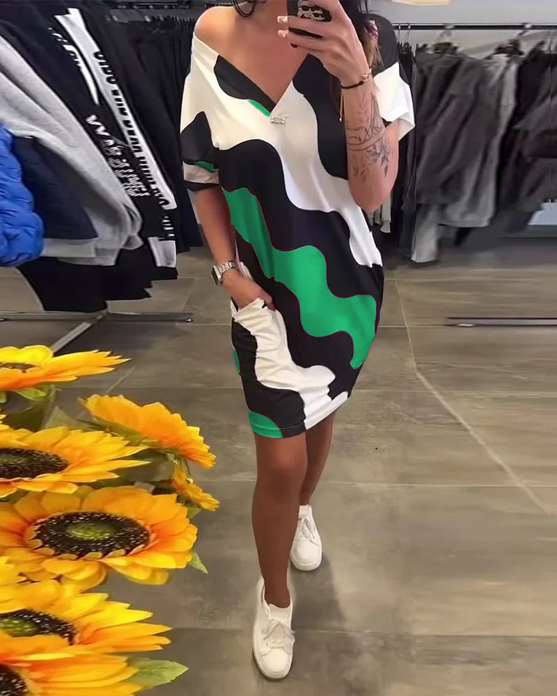 Karina | Sukienka z nadrukiem fal i dekoltem w serek