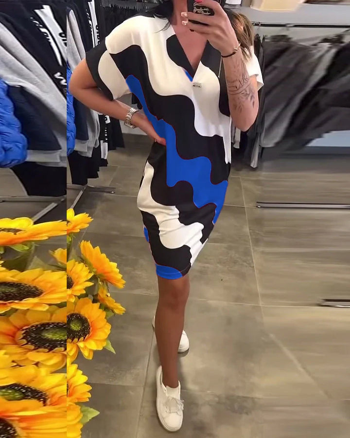 Karina | Sukienka z nadrukiem fal i dekoltem w serek