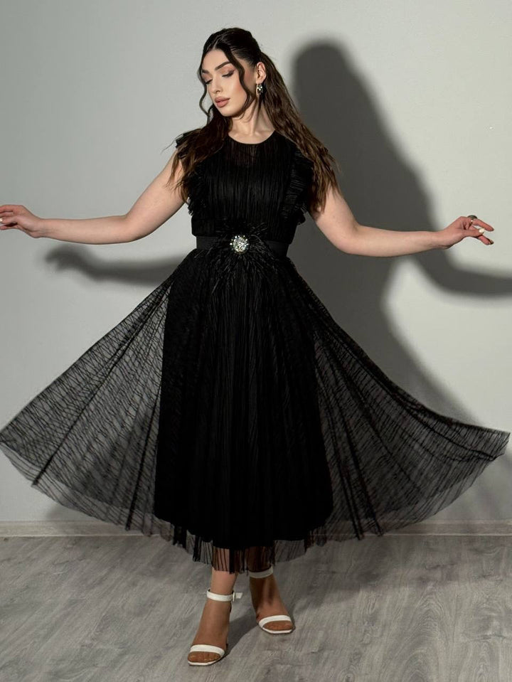 Dobrosława | Plisowana sukienka midi z zaznaczoną talią i kryształową broszką