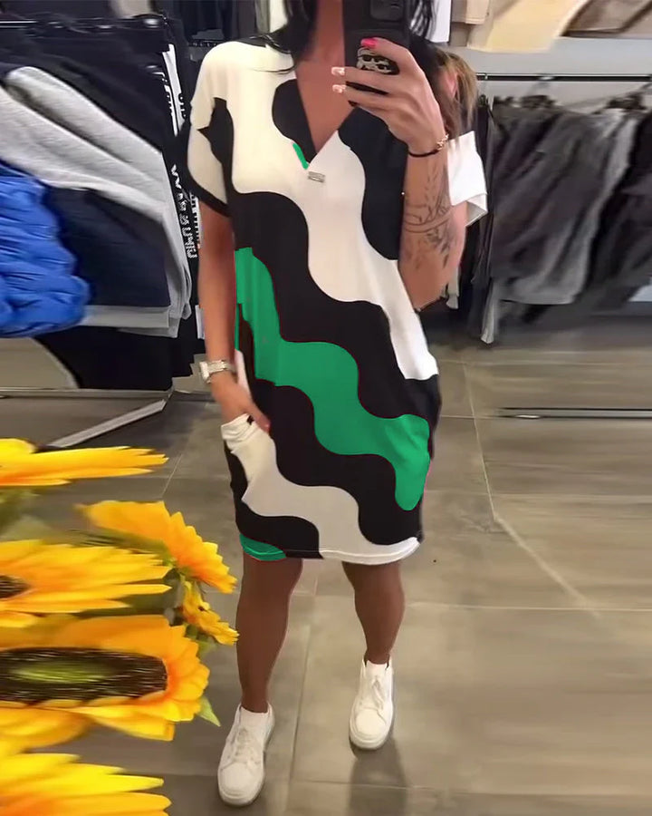 Karina | Sukienka z nadrukiem fal i dekoltem w serek