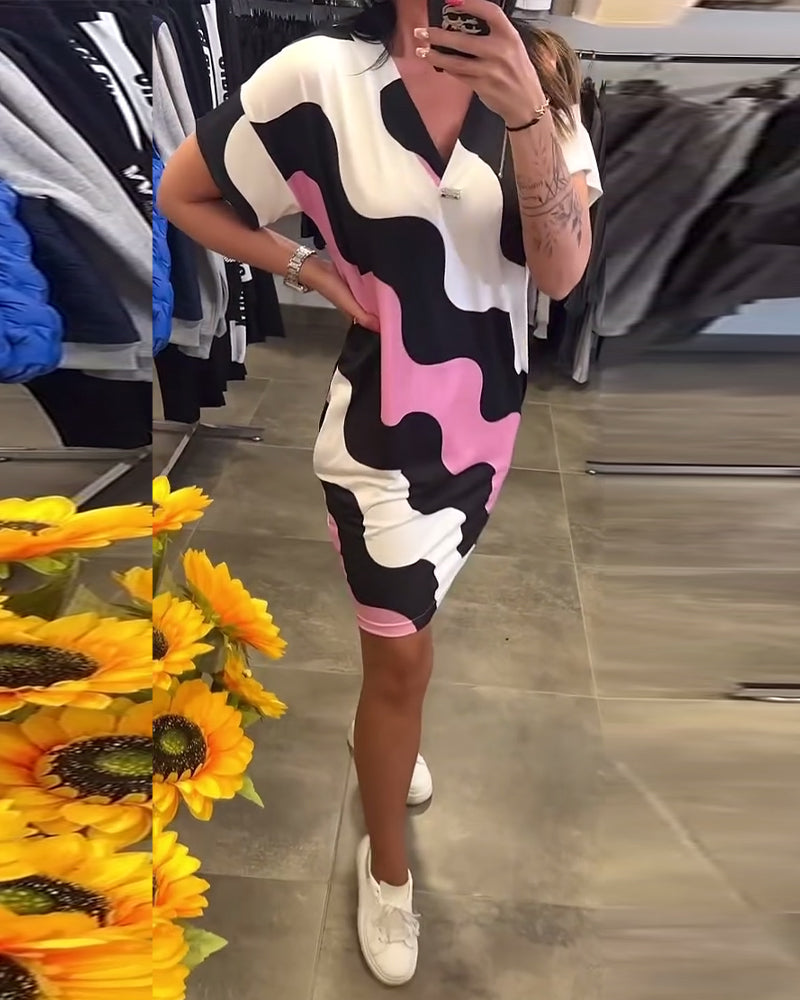 Karina | Sukienka z nadrukiem fal i dekoltem w serek