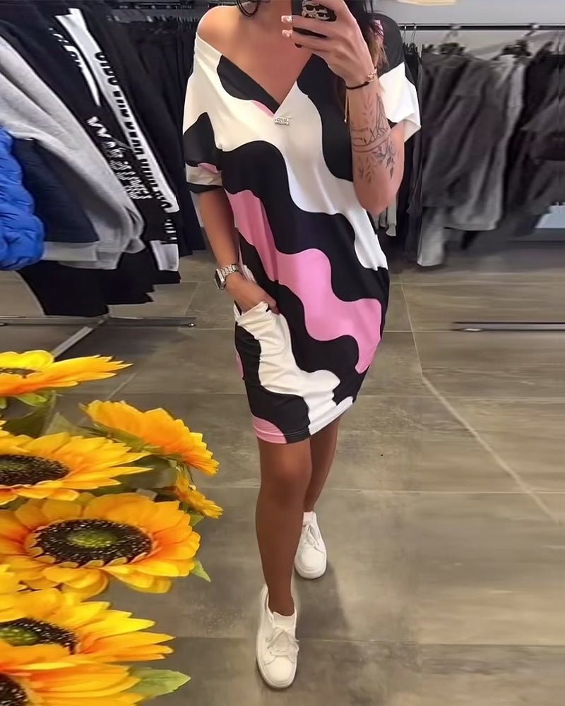 Karina | Sukienka z nadrukiem fal i dekoltem w serek